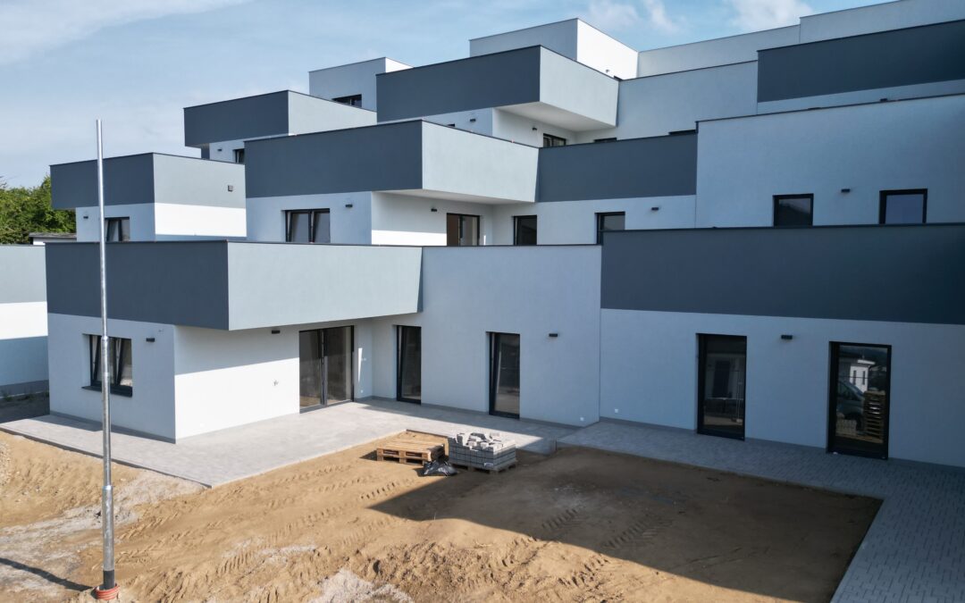 Začali jsme dláždit terasy v přízemních bytech