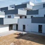 Začali jsme dláždit terasy v přízemních bytech
